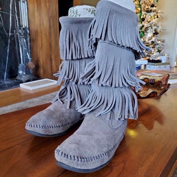 Minnetonka Gray 3-Layer Fringe Suede Boots Size 10 - Picture 3 of 10